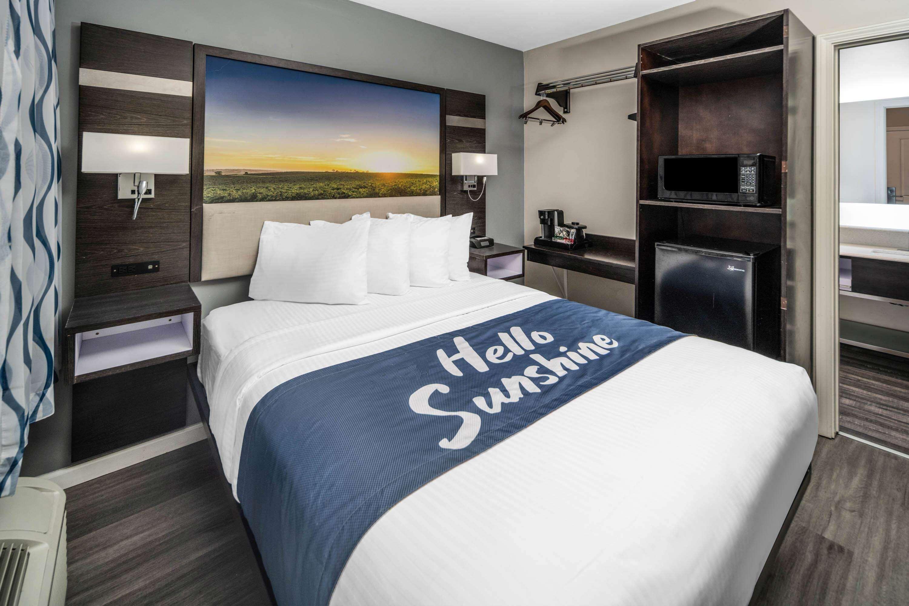 Days Inn By Wyndham Galt - Elk Grove South Buitenkant foto