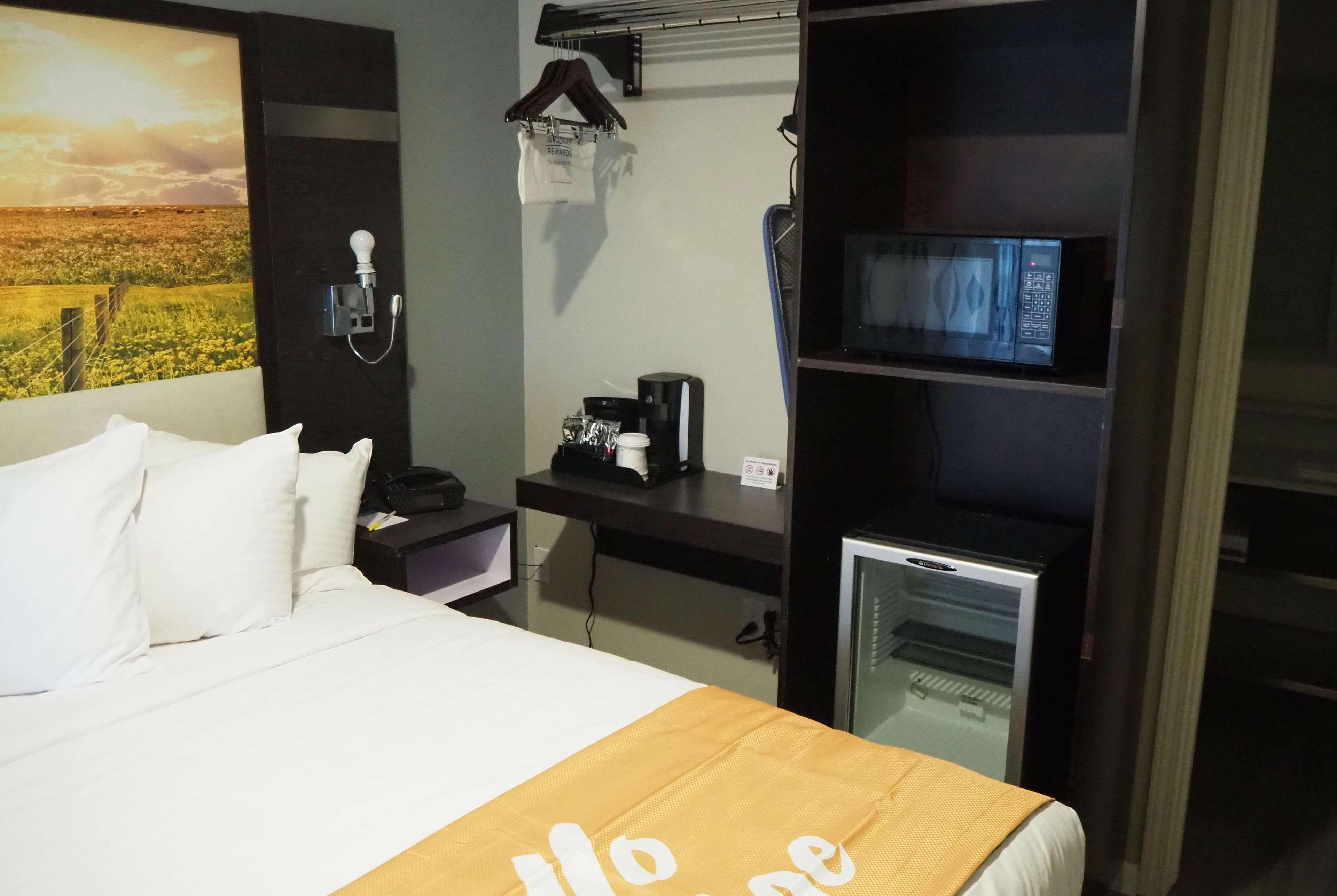 Days Inn By Wyndham Galt - Elk Grove South Buitenkant foto