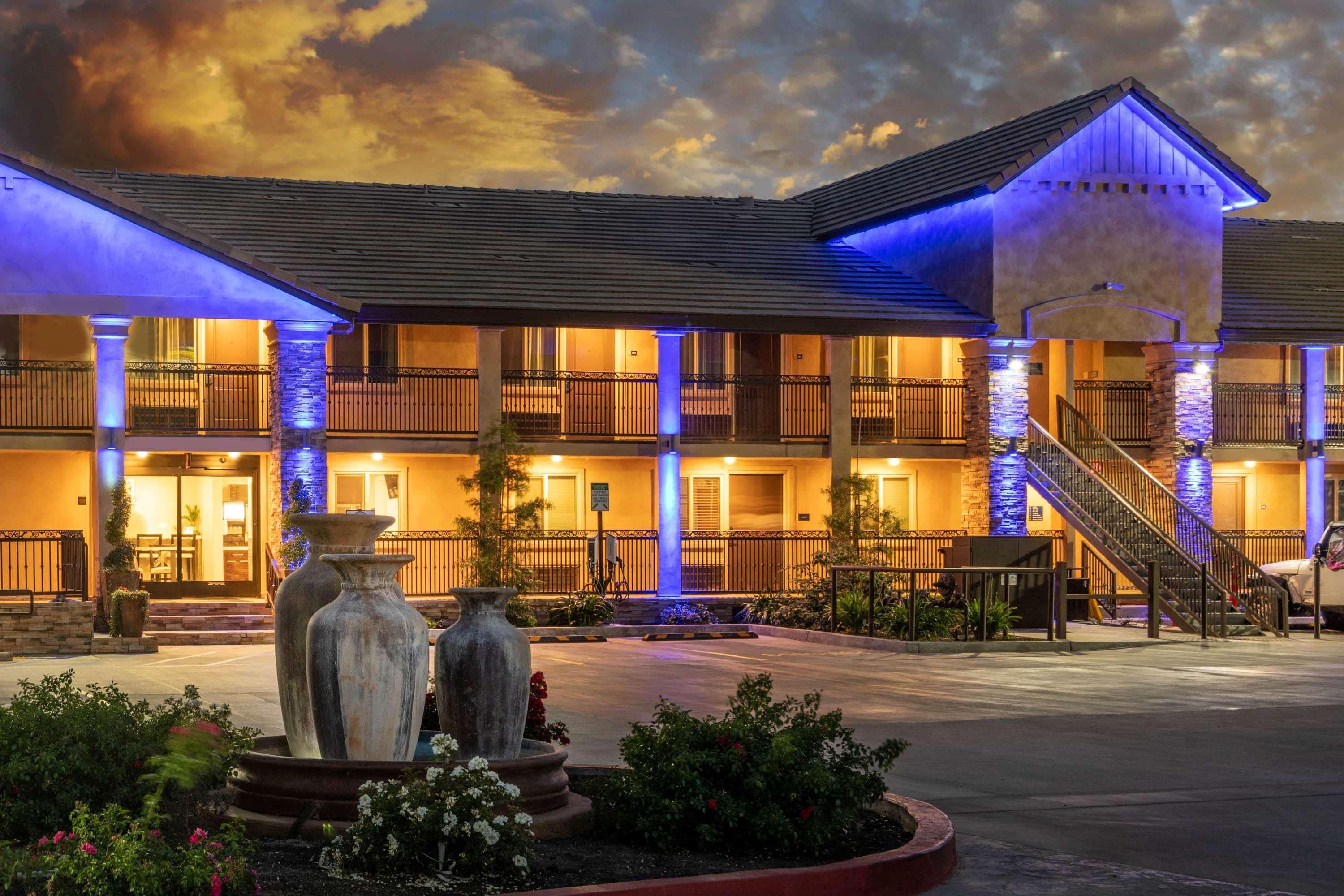 Days Inn By Wyndham Galt - Elk Grove South Buitenkant foto