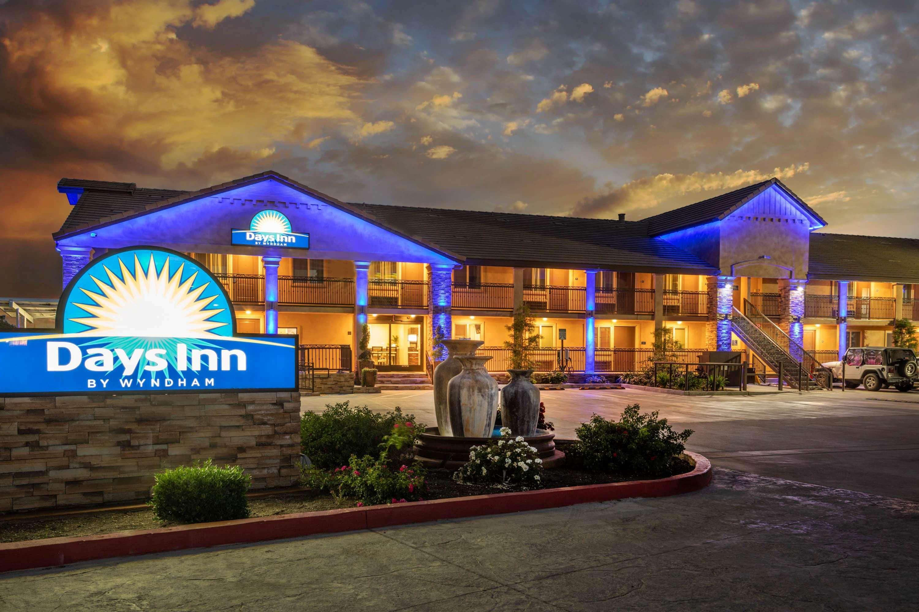 Days Inn By Wyndham Galt - Elk Grove South Buitenkant foto