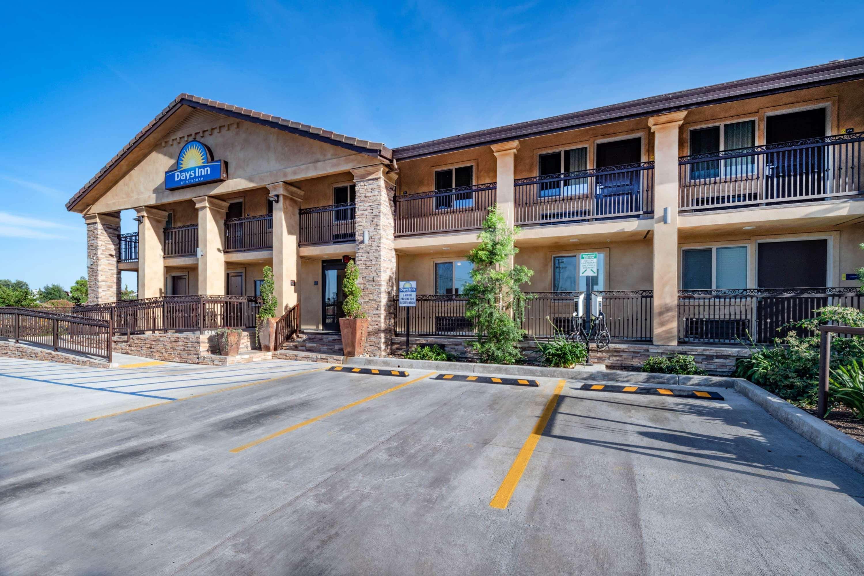 Days Inn By Wyndham Galt - Elk Grove South Buitenkant foto