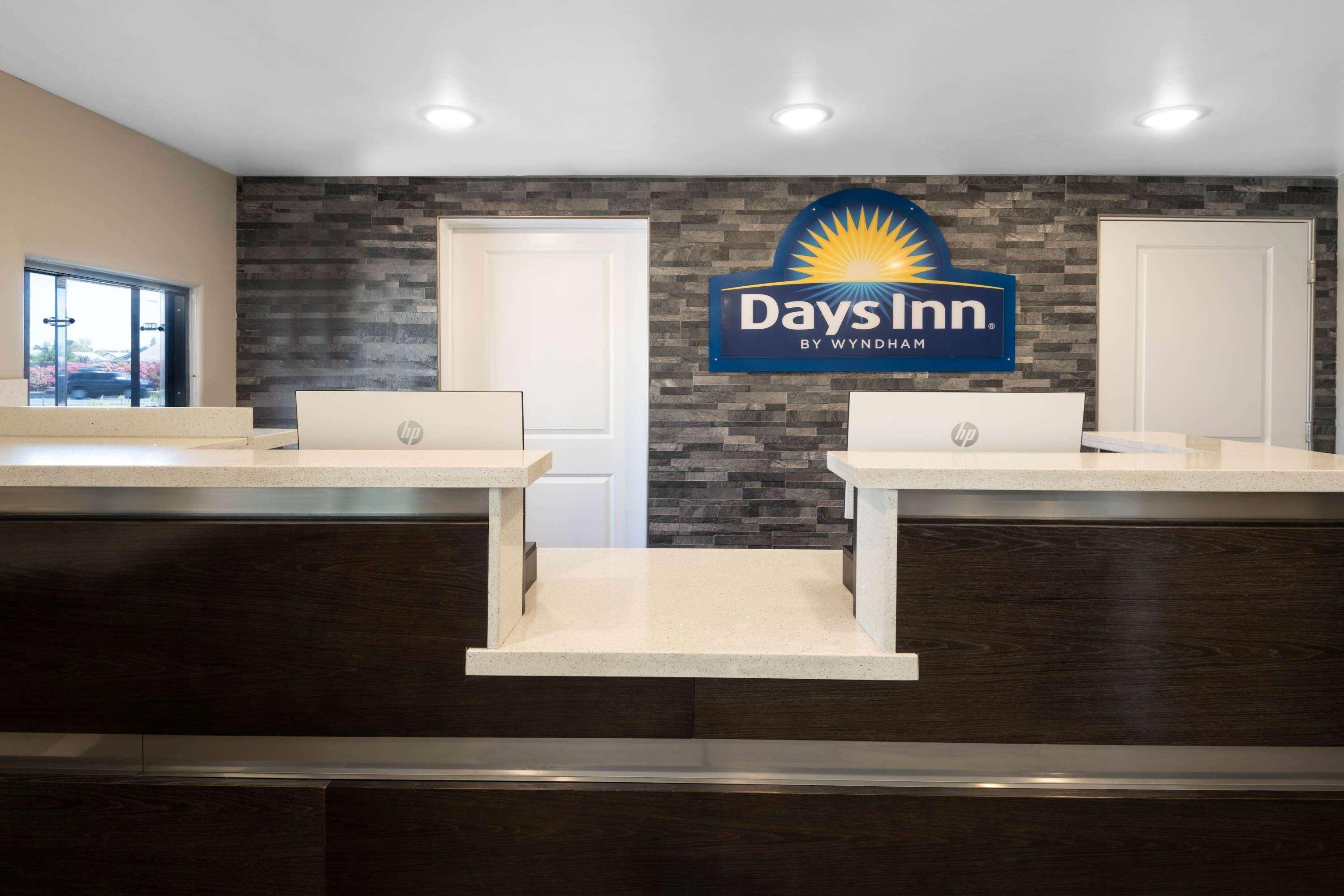 Days Inn By Wyndham Galt - Elk Grove South Buitenkant foto