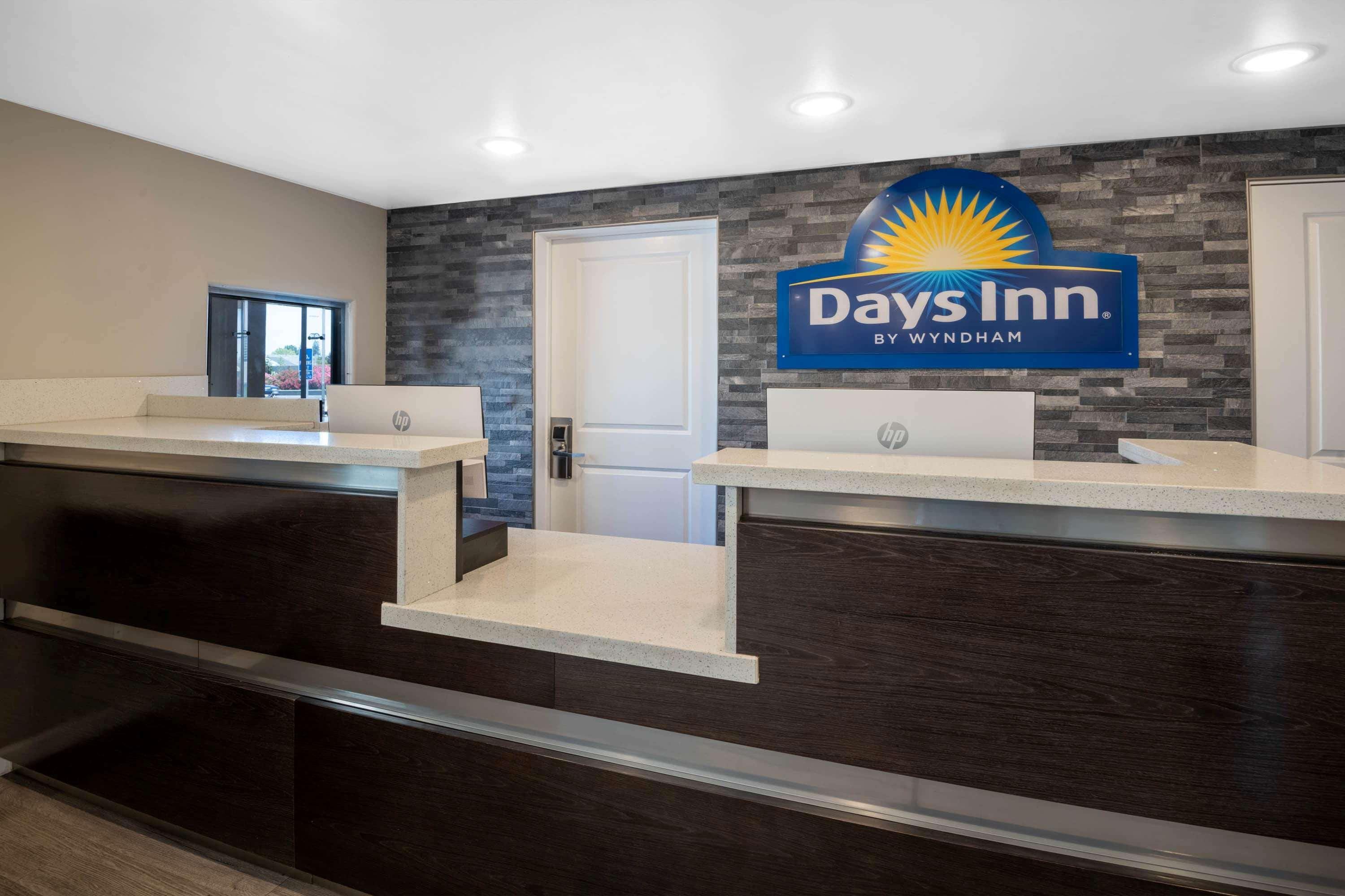 Days Inn By Wyndham Galt - Elk Grove South Buitenkant foto