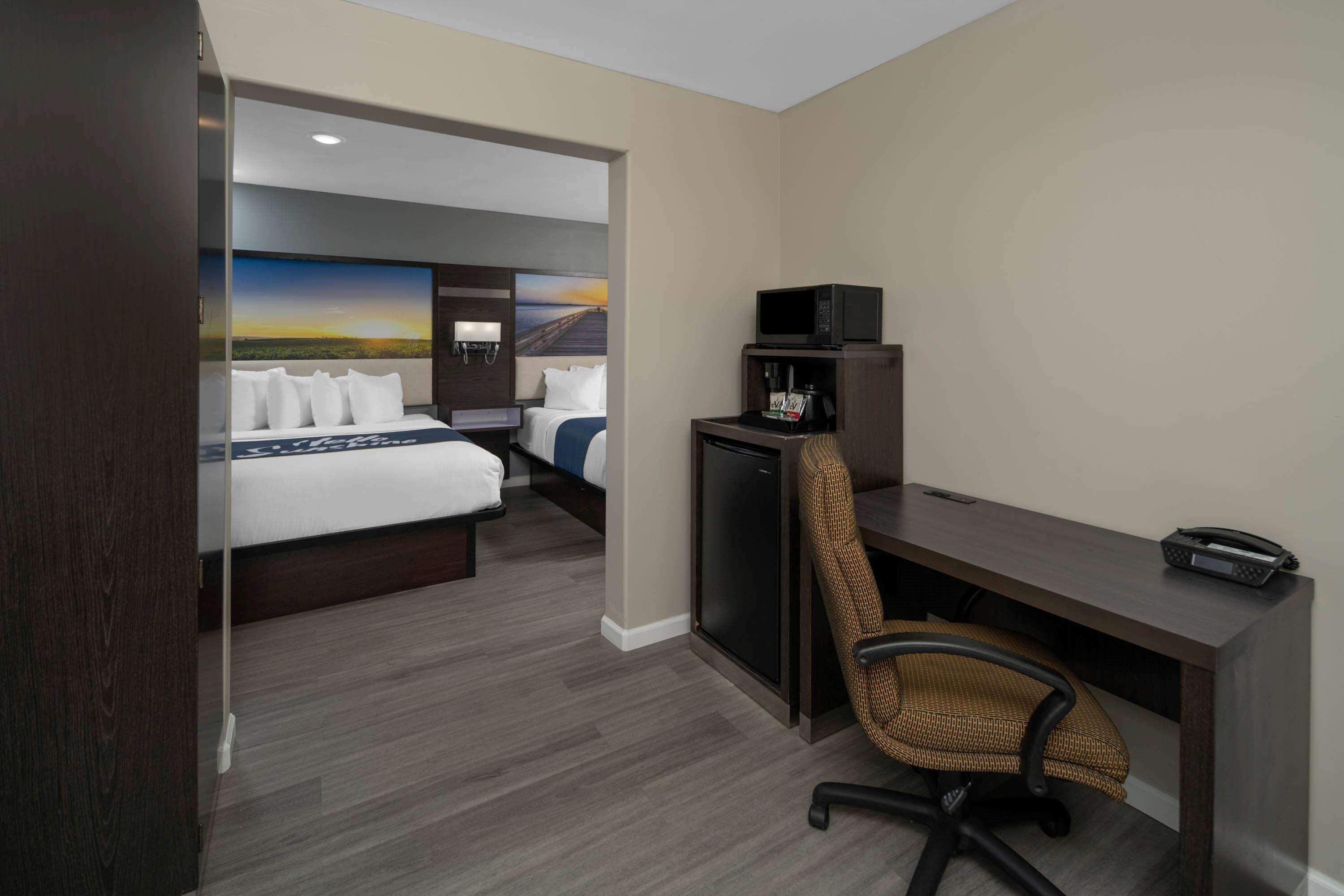 Days Inn By Wyndham Galt - Elk Grove South Buitenkant foto
